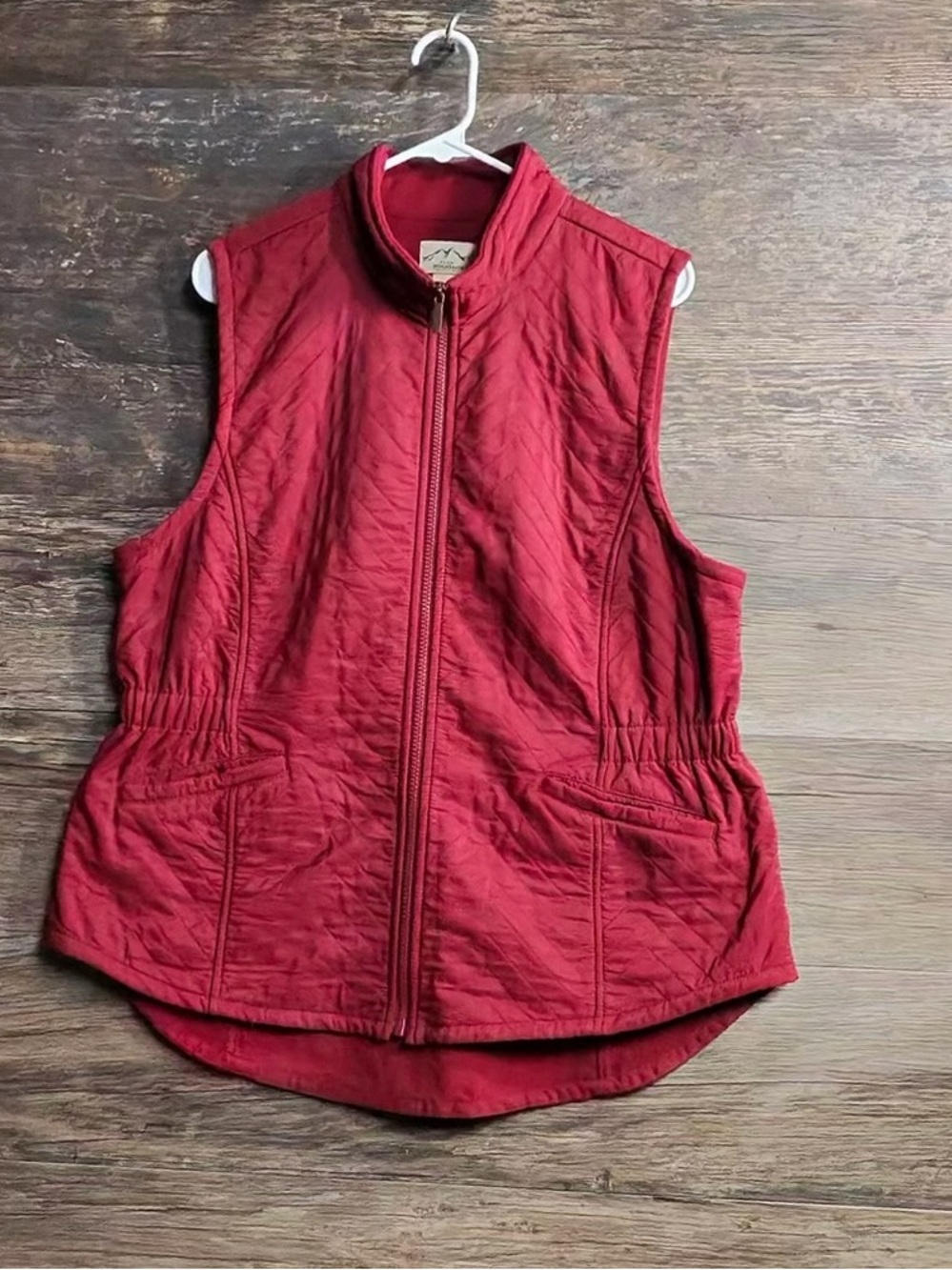 Quilted Sleeveless Zip-Front Vest in Deep Red
